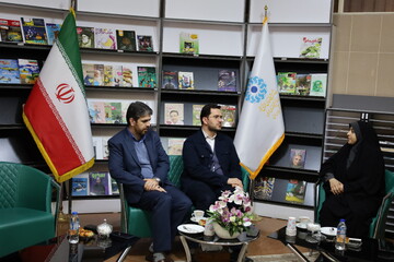 بازدید رئیس حوزه هنری از کتابخانه مرکزی ارومیه