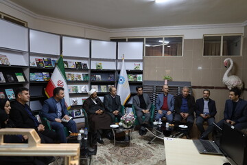 بازدید مسئولین زندان  از کتابخانه مرکزی ارومیه