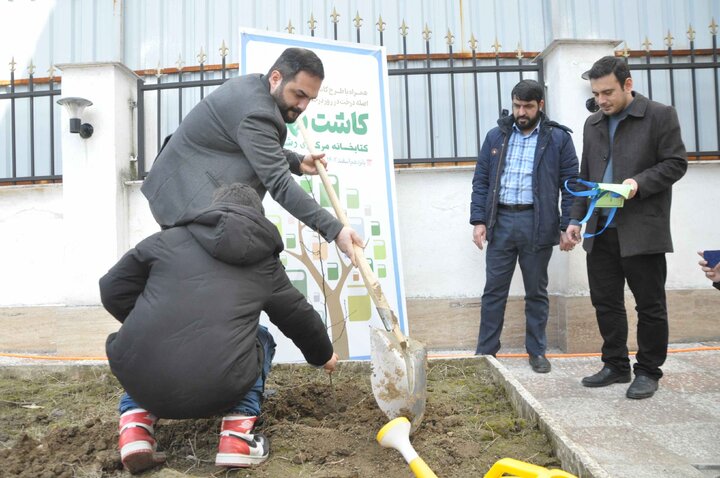 کودکان رشت به یاد کودکان شهید حادثه کرمان درخت کاشتند