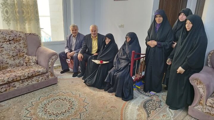 دیدار کتابداران و کارکنان کتابخانه های عمومی استان قم با خانواده دو شهید انقلاب و مدافع حرم