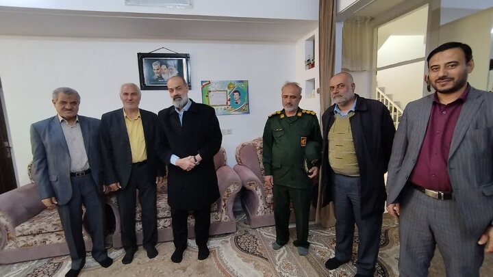 دیدار کتابداران و کارکنان کتابخانه های عمومی استان قم با خانواده دو شهید انقلاب و مدافع حرم