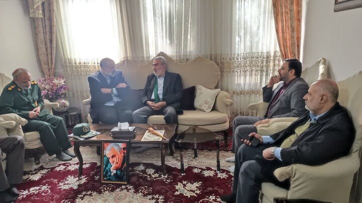 دیدار کتابداران و کارکنان کتابخانه های عمومی استان قم با خانواده دو شهید انقلاب و مدافع حرم