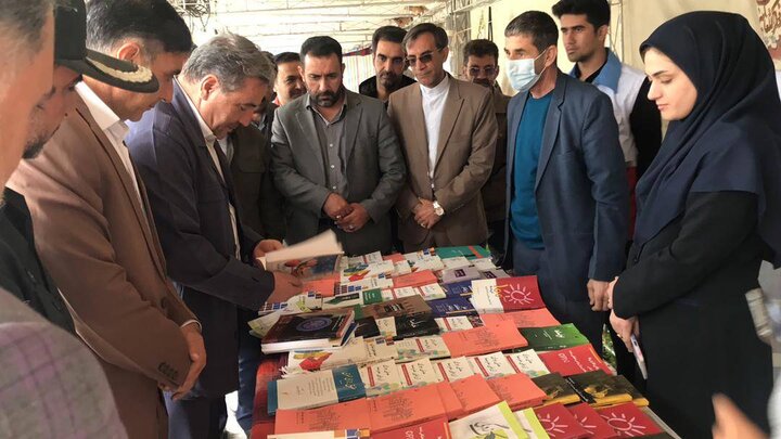 استاندار ایلام از غرفه کتب اهدایی به گردشگران نوروزی شهرستان درهشهر بازدید کرد