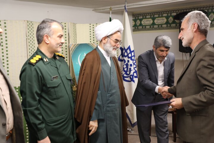 محفل شعرخوانی با حضور نماینده ولی فقیه در گیلان برگزار شد