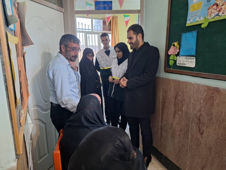 معاینه رایگان پزشکان جهادی در کتابخانه عمومی خواجه محمد خوشنام