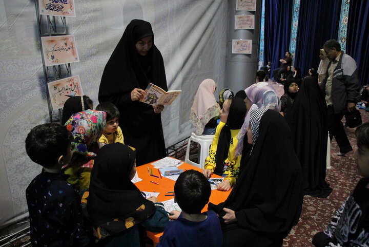 برپایی غرفه کتابخوانی در مصلای بیت المقدس شهر اراک