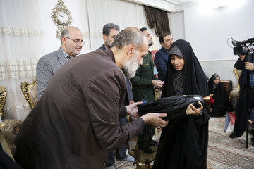 رونمایی از کتاب «بابای قهرمان من» به میزبانی خانواده شهدای مدافع حرم