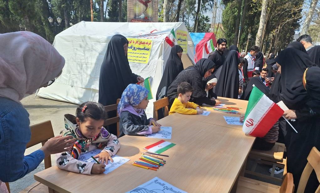 برپایی ایستگاه نقاشی و رنگ آمیزی در مسیر راهپیمایی شهرستان مینودشت