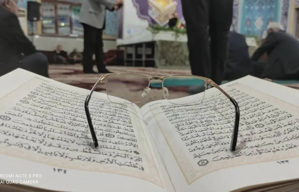 کرسی تلاوت قرآن کریم در مسجد جامع جلین