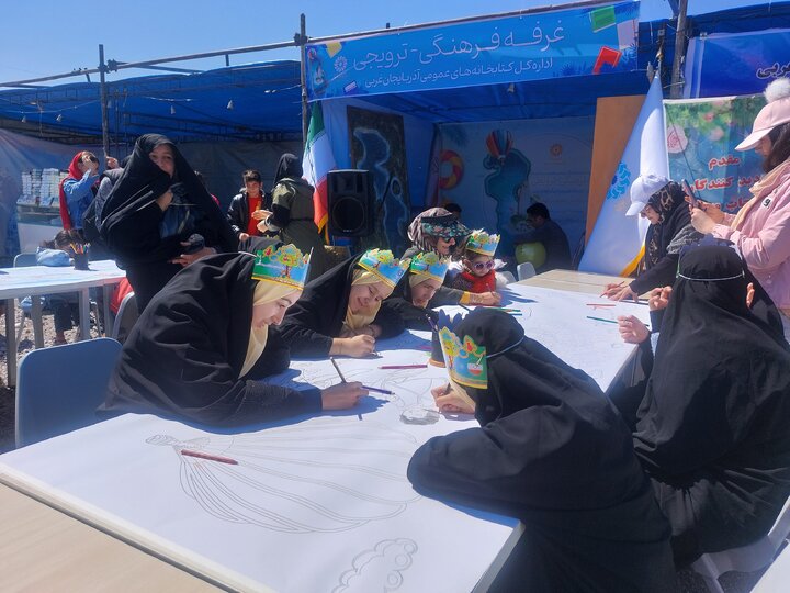 غرفه فرهنگی - ترویجی اداره کل کتابخانههای عمومی آذربایجان غربی میزبان عموم مردم شد