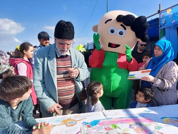 غرفه فرهنگی ترویجی اداره کل کتابخانه‌های عمومی آذربایجان غربی در محوطه پل میانگذر دریاچه ارومیه 