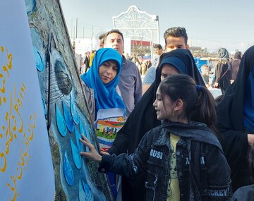 غرفه فرهنگی ترویجی اداره کل کتابخانه‌های عمومی آذربایجان غربی در محوطه پل میانگذر دریاچه ارومیه 