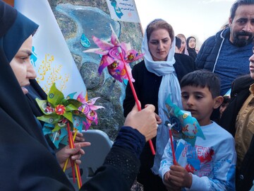 غرفه فرهنگی ترویجی اداره کل کتابخانه‌های عمومی آذربایجان غربی در محوطه پل میانگذر دریاچه ارومیه 