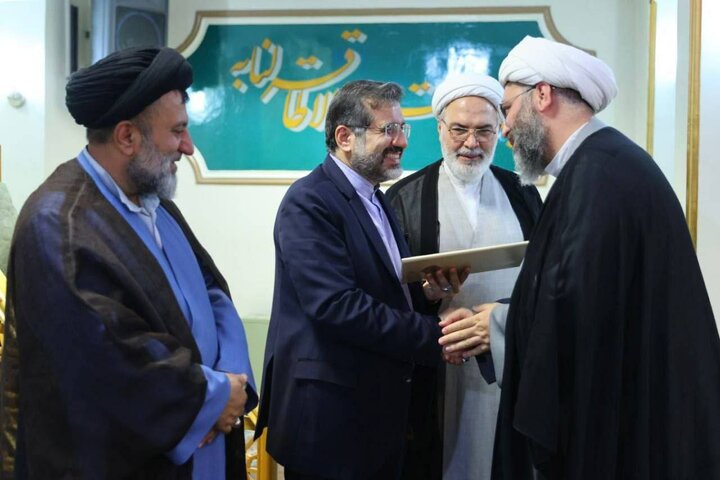 تقدیر از دبیرکل نهاد کتابخانههای عمومی کشور به عنوان «مدیر فعال در حوزه نماز»