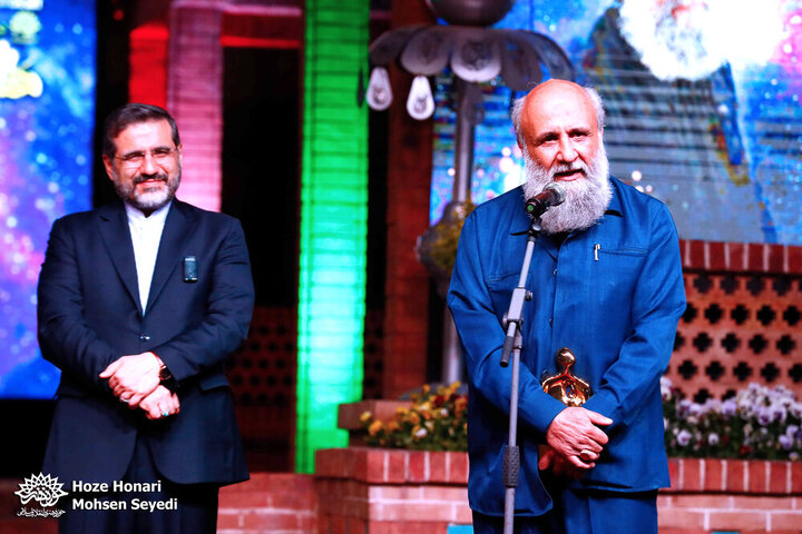 تقدیر از داور پنجمین دوسالانه کارتون کتاب به عنوان چهره بینالمللی هنر مقاومت