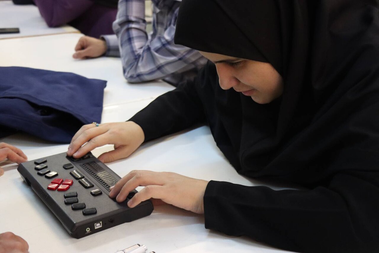 کتابخانه عمومی پایگاه همه گروههای اجتماعی از جمله نابینایان و کمبینایان است