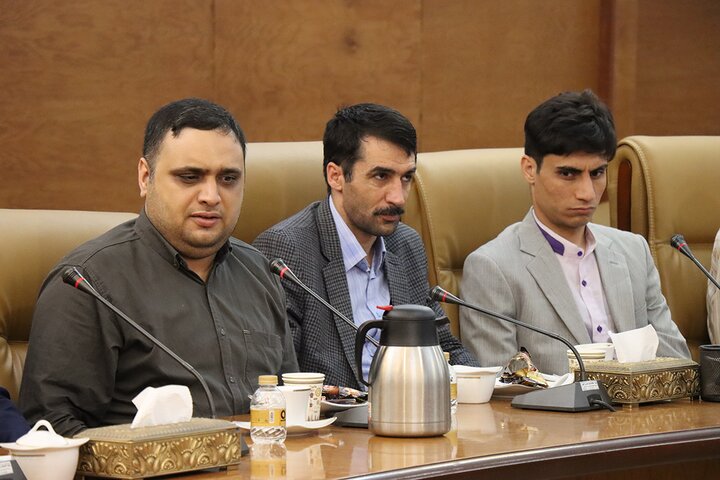 قابلیت کتابخانههای عمومی برای تبدیل به نمونهای قابل ارجاع در حوزه گروههای خاص