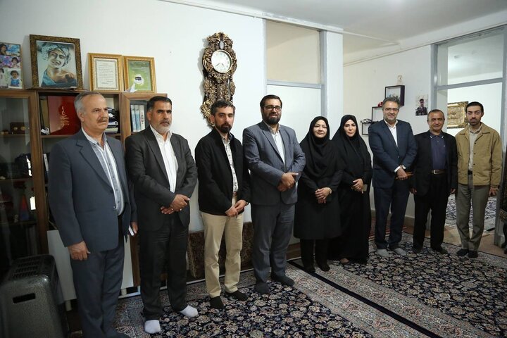 دیدار مهدی رمضانی دبیرکل نهاد با خانواده شهیده فاطمه اسدی