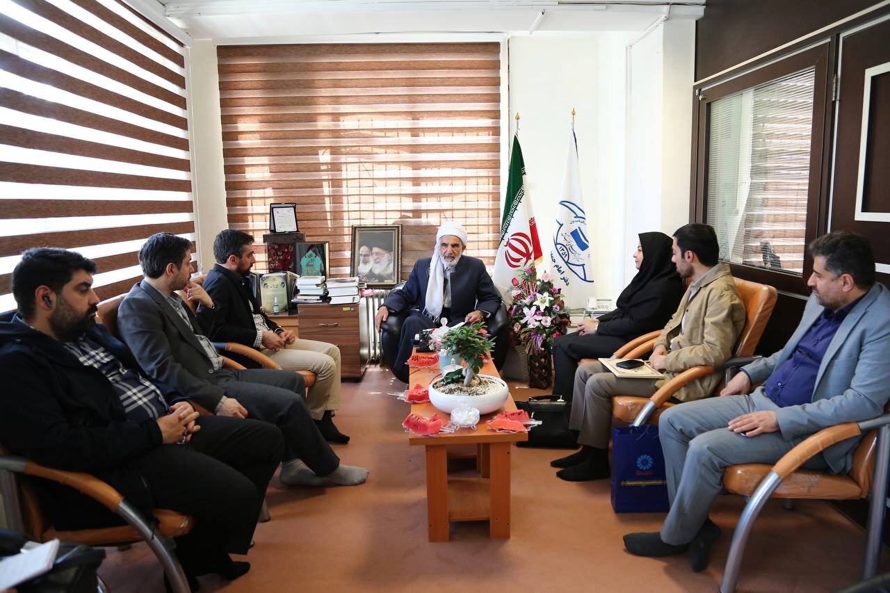 تقویت کتابخانهها و ترغیب جوانان به مطالعه وظیفه همه مسئولین و دولت است