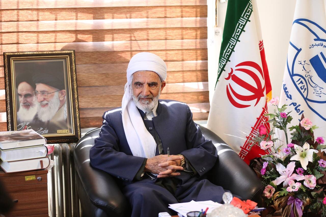 تقویت کتابخانهها و ترغیب جوانان به مطالعه وظیفه همه مسئولین و دولت است