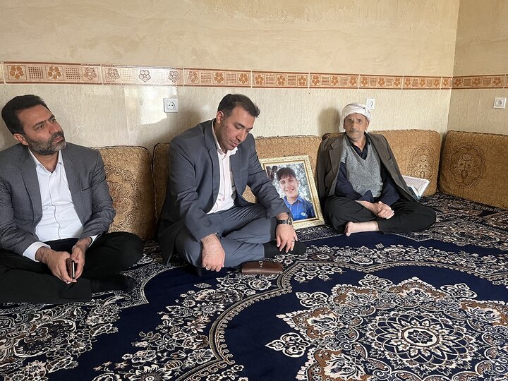 دیدار مدیرکل کتابخانههای عمومی استان با خانواده عضو نوجوان درگذشته کتابخانه شهید سلیمانی ایلام