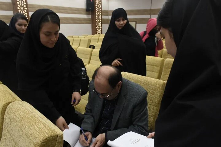 اهتمام جدی نهاد کتابخانه های عمومی کشور برای حمایت از آثار حوزه ادبیات پایداری