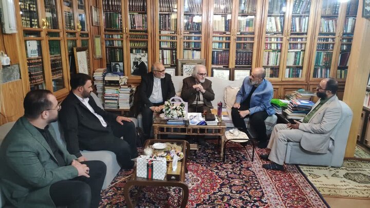 دیدار مدیرکل کتابخانههای عمومی استان قم با پدر شعر آیینی کشور