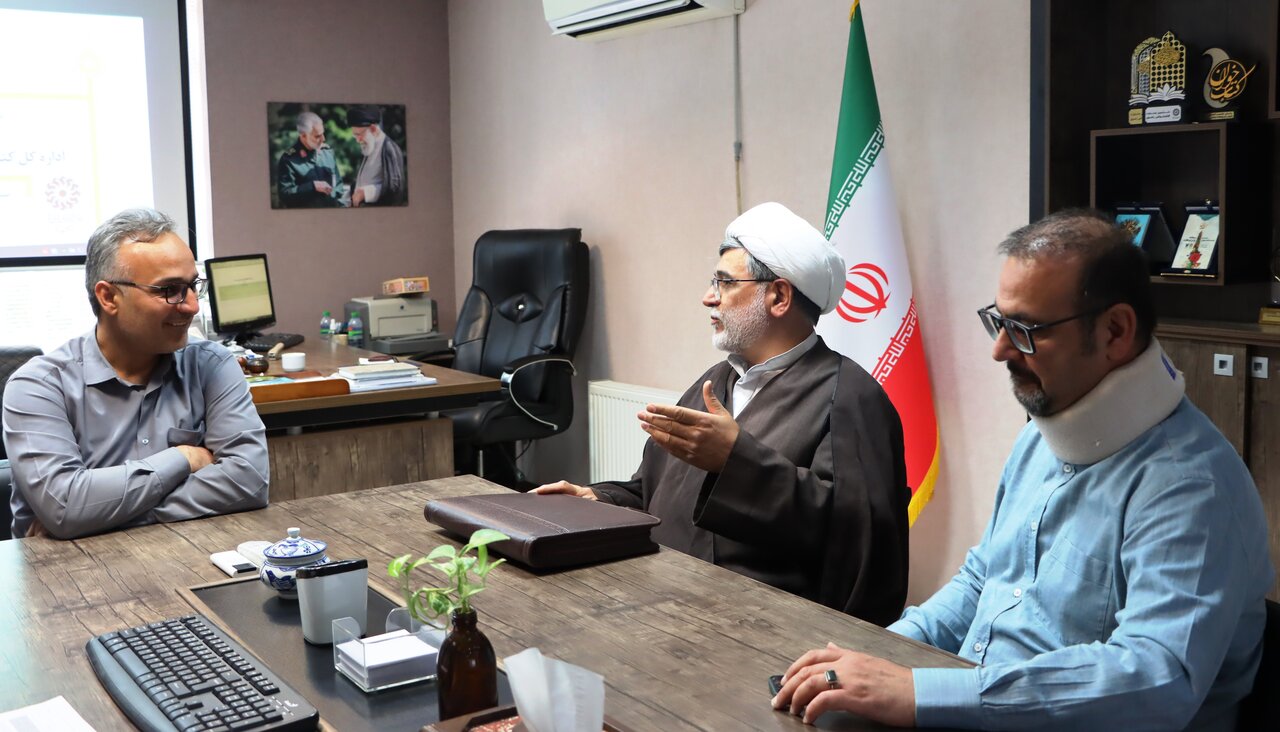اهدای 500 جلد کتاب از سوی بنیاد بین المللی امام رضا(ع) به کتابخانه سیار شهرستان بهاباد