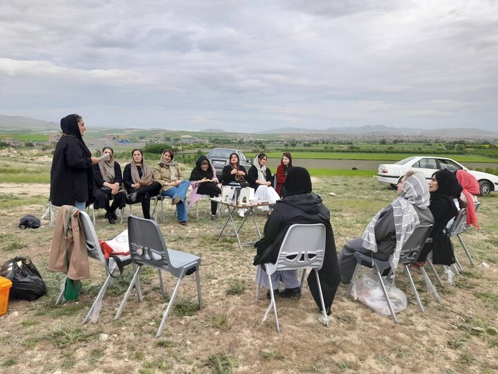 نشست کتابخوان ویژه معلمان روستای «اوچ تپه» در دل طبیعت