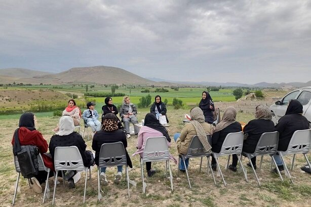 نشست کتابخوان ویژه معلمان روستای «اوچ تپه» در دل طبیعت