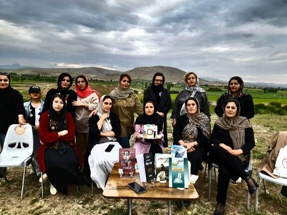 نشست کتابخوان ویژه معلمان روستای «اوچ تپه» در دل طبیعت