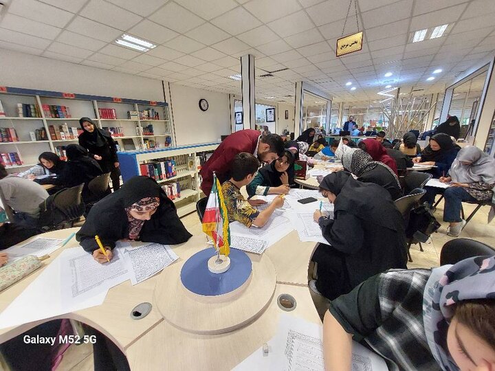 ۷۰ نوجوان عضو کتابخانههای عمومی تهران قرآن کریم را کتابت کردند
