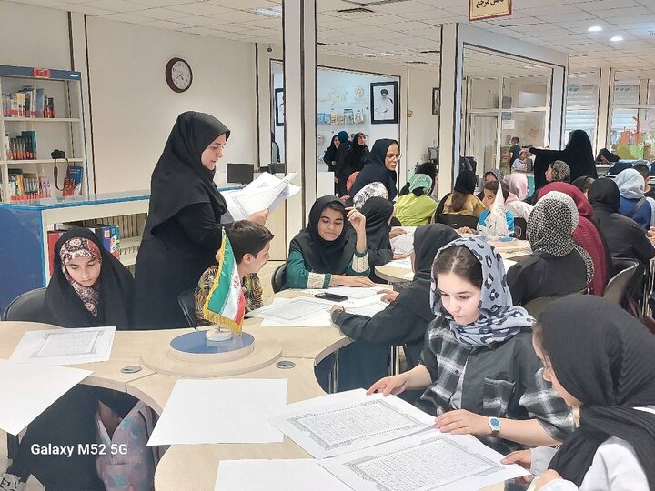 ۷۰ نوجوان عضو کتابخانههای عمومی تهران قرآن کریم را کتابت کردند