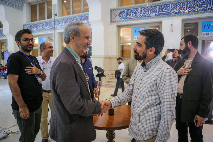 در نوجوانی عضو کتابخانه شدم و خود را مدیون کتابخانه عمومی میدانم