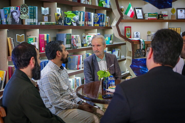 در نوجوانی عضو کتابخانه شدم و خود را مدیون کتابخانه عمومی میدانم