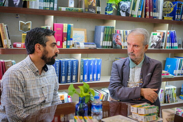 در نوجوانی عضو کتابخانه شدم و خود را مدیون کتابخانه عمومی میدانم