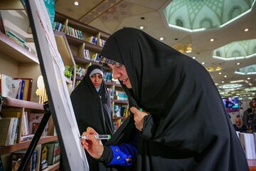 رونمایی از کتاب «مردی با آرزوهای دروبرد» در غرفه نهاد در نمایشگاه کتاب تهران