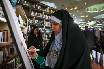 رونمایی از کتاب «مردی با آرزوهای دروبرد» در غرفه نهاد در نمایشگاه کتاب تهران