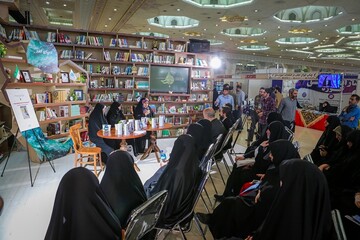 رونمایی از کتاب «مردی با آرزوهای دروبرد» در غرفه نهاد در نمایشگاه کتاب تهران