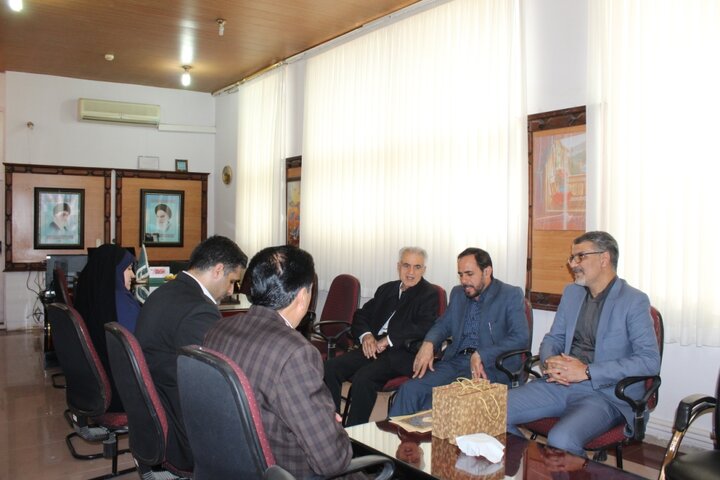 مدیرکل کتابخانههای عمومی کرمان با سرپرست مرکز اسناد و کتابخانه ملی منطقه جنوب شرق دیدار و گفتگو کرد