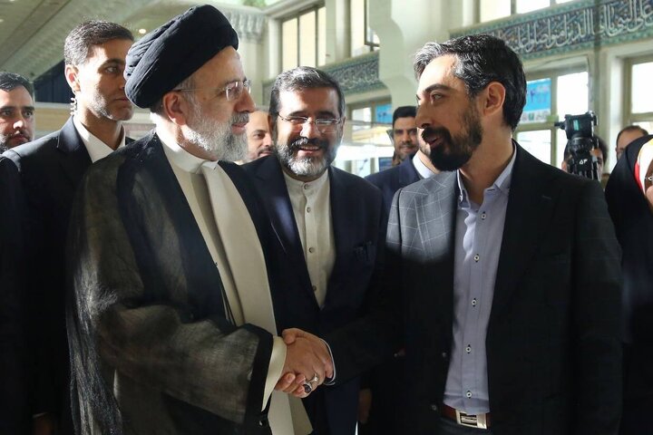 بازدید سیدابراهیم رئیسی رئیس جمهور از غرفه نهاد کتابخانه‌های عمومی کشور در نمایشگاه بین‌المللی کتاب تهران - کراپ‌شده
