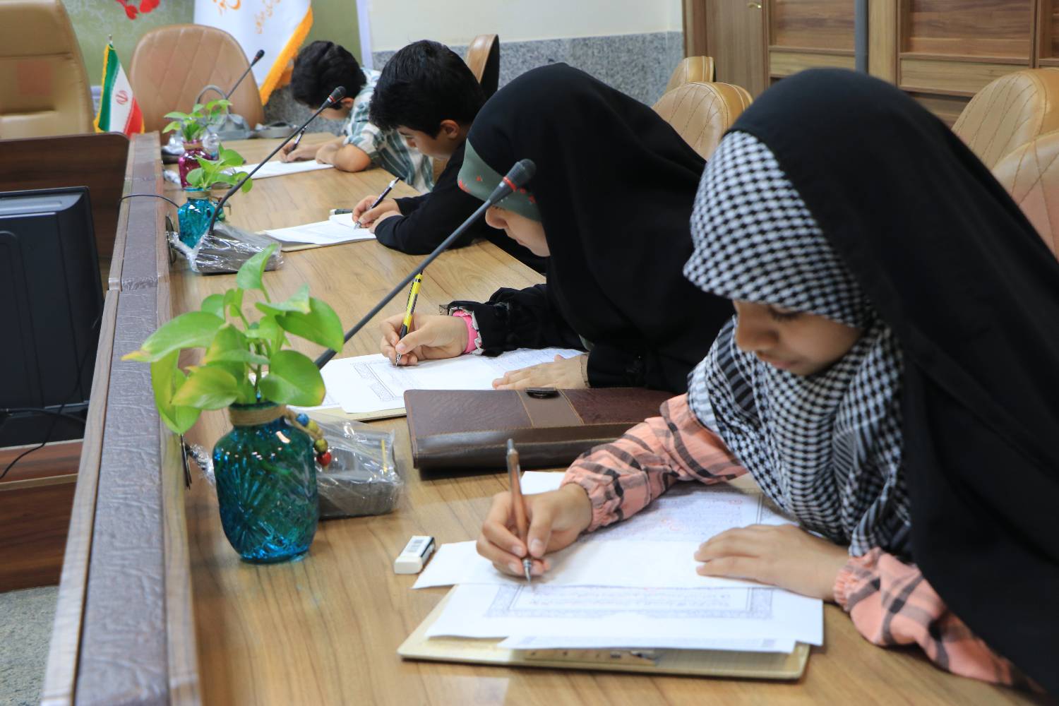 دومین مرحله طرح سراسری «کتابت قرآن کریم» در کتابخانههای عمومی هرمزگان اجرا شد