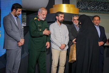 مراسم معرفی کتاب «مرد ابدی» و تجلیل از خانواده شهید طهرانی مقدم