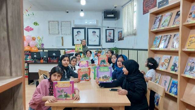 ویژهبرنامههای «دهه کرامت» در کتابخانههای عمومی استان سمنان برگزار شد