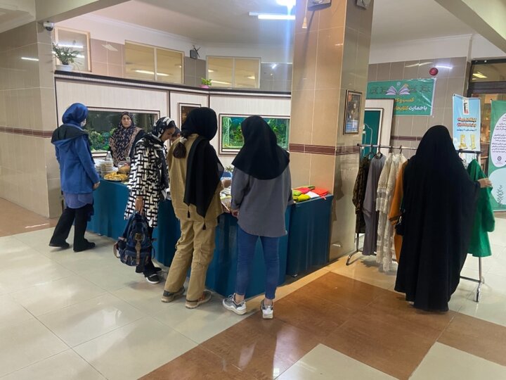 نمایشگاه «کسبوکارهای خانگی و صنایع دستی» در کتابخانه مرکزی آذربایجانغربی دائر شد