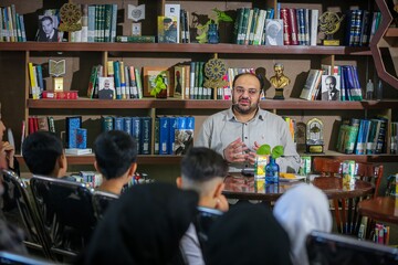 نشست اهالی قلم با حضور نویسندگان منابع سیزدهمین جشنواره کتابخوانی رضوی در غرفه نهاد