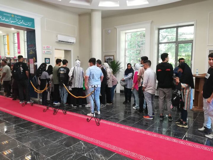 صف شیرازیها برای عضویت در کتابخانه شهید دستغیب/ ثبتنام ۱۲۰۰ نفر در ۵ روز کاری