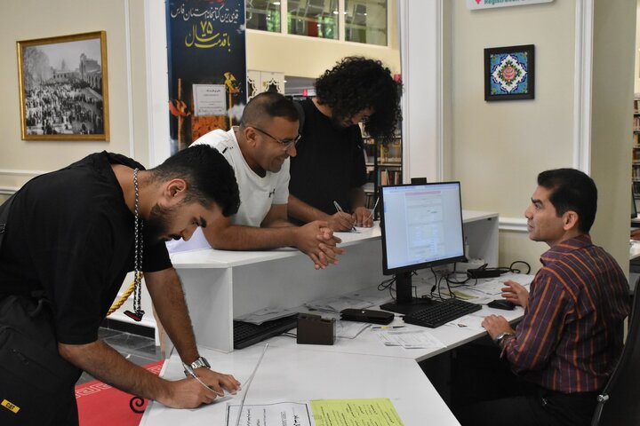 صف شیرازیها برای عضویت در کتابخانه شهید دستغیب/ ثبتنام ۱۲۰۰ نفر در ۵ روز کاری