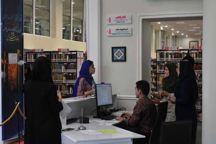 صف شیرازیها برای عضویت در کتابخانه شهید دستغیب/ ثبتنام ۱۲۰۰ نفر در ۵ روز کاری