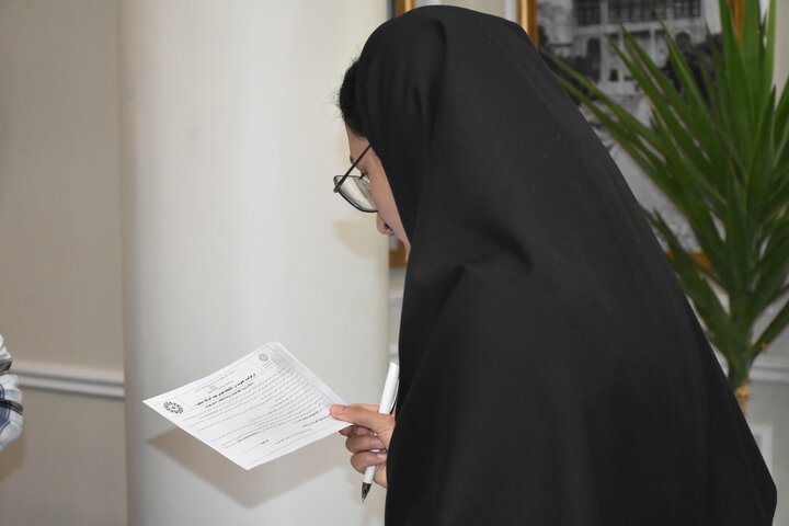 صف شیرازیها برای عضویت در کتابخانه شهید دستغیب/ ثبتنام ۱۲۰۰ نفر در ۵ روز کاری